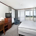 Radisson Blu Park & Conference Centre מלון 4*