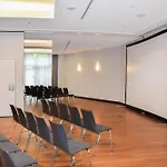 Radisson Blu Park & Conference Centre מלון